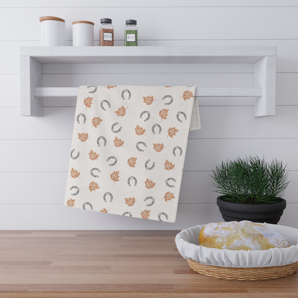 Fall leaves and horseshoes Autumn-Inspired Tea Towels, Cozy Kitchen Decor, Farmhouse Style, Gift for Homeowners, Ideal for Fall Cooking