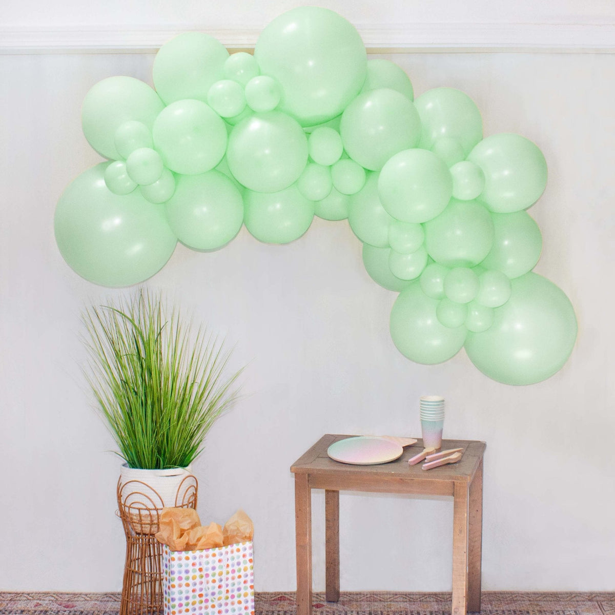 Pastel Green - Kiwi Kiss Balloon Garland