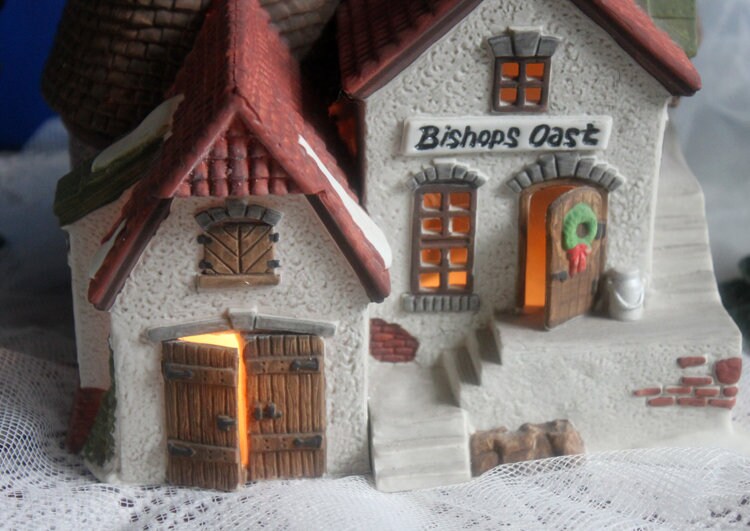 Bishop Oast House Christmas Village Department 56