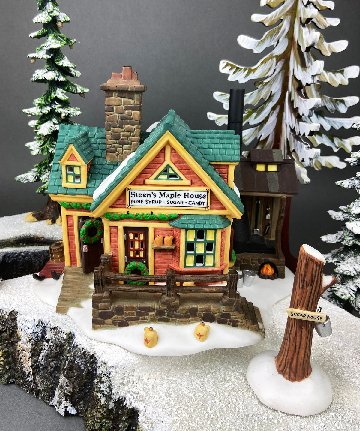 Christmas Village House by Department 56. Illuminated Brokerage House/Stock Exchange. Christmas in the City Series.