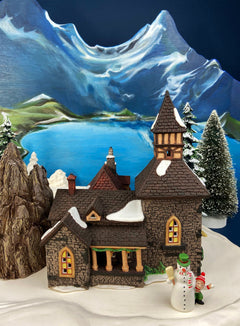Crowntree Inn Christmas Village House by Dept 56.  Illuminated  Dickens Village Series. Made in Taiwan. Christmas Village/Diorama.