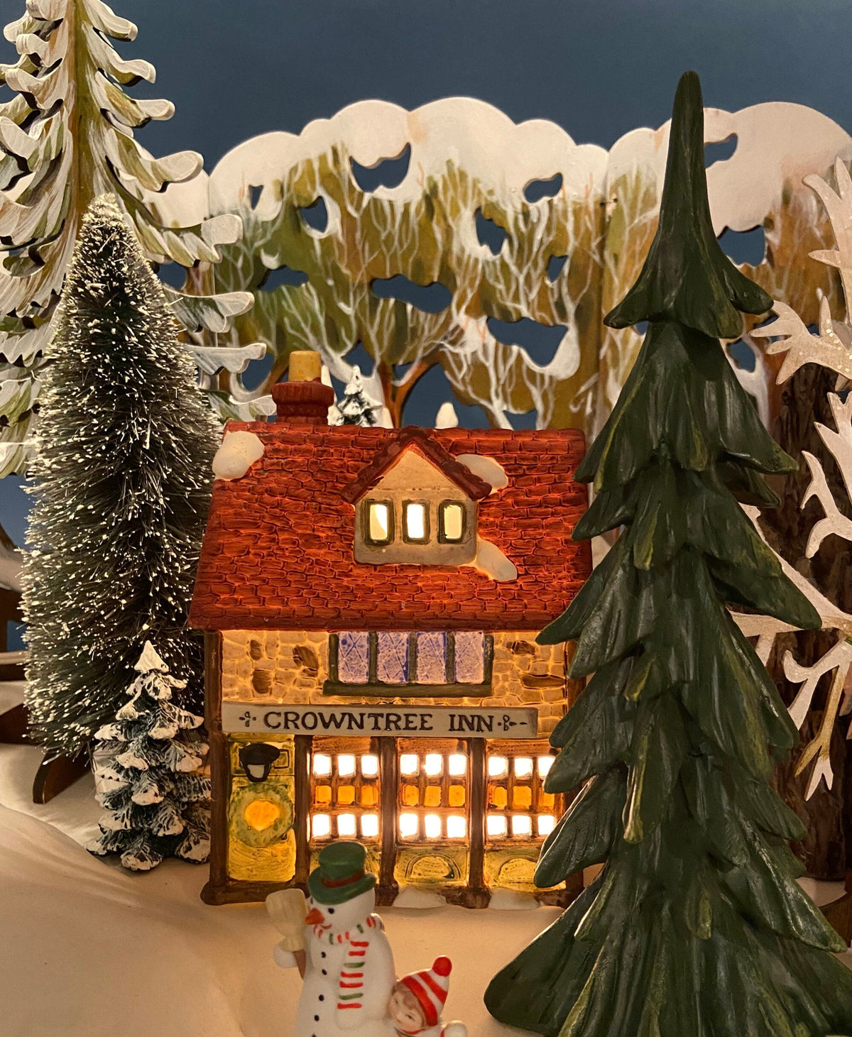 Crowntree Inn Christmas Village House. Illuminated Dickens Village Series. Made in Taiwan. Christmas Village/Diorama.